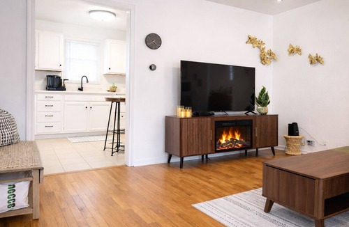 De Soto House | Cozy Retreat for work or play, with large yard! Walk to Coffee, Brewery, Shops!