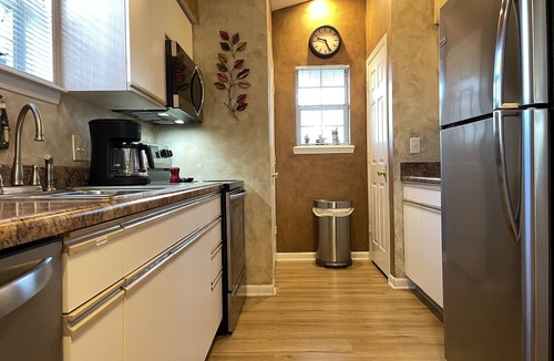 Branson Condo | Cozy Retreat with Outdoor Pools & Golf Views at Holiday Hills Resort