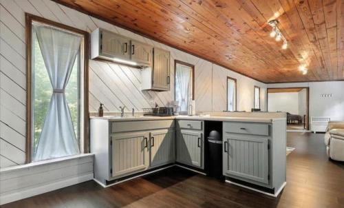 Louisville Villa | Cozy Retro Mid-Century Vibes 2BR Villa TYS UT
