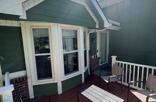 Leavenworth House | Cozy Room In Quiet Neighborhood