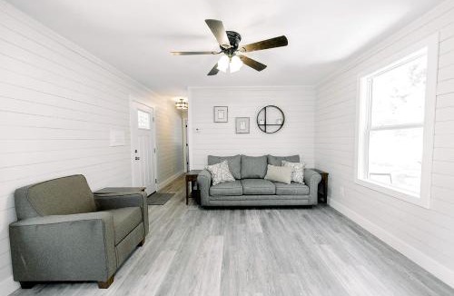 Owensville House | Cozy Secluded Cabin near Owensville, Missouri - Ideal for a Relaxing Glamping Getaway with Your Loved One