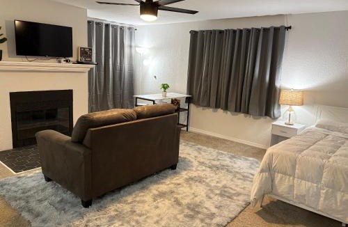 Pecos Apartment | Cozy Studio at the Pecos Village