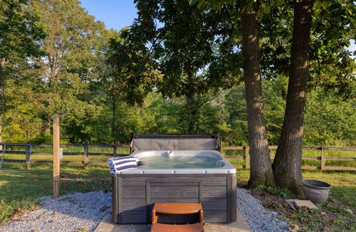 New Market House | Cozy Studio + Hot Tub | 30 Mins to Knoxville | Amber Cabin