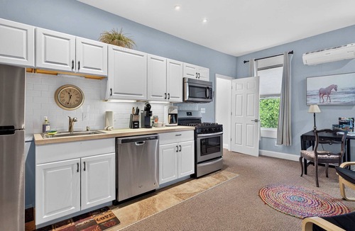 Germantown Apartment | Cozy studio near music hall, food stops and shops!