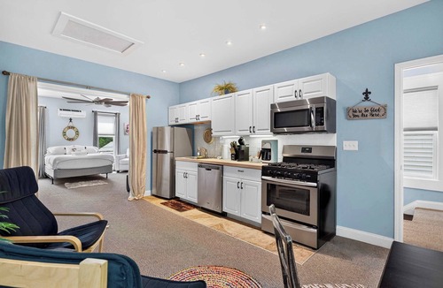 Germantown Apartment | Cozy studio near music hall, food stops and shops!