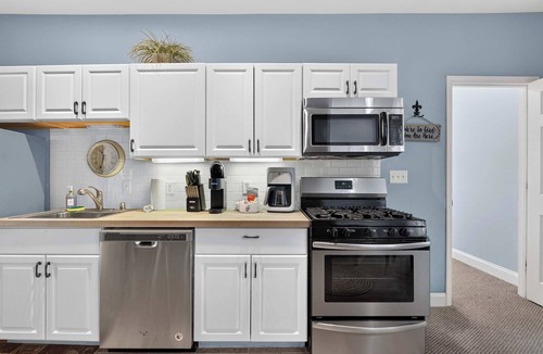 Germantown Apartment | Cozy studio near music hall, food stops and shops!