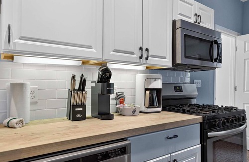 Germantown Apartment | Cozy studio near music hall, food stops and shops!