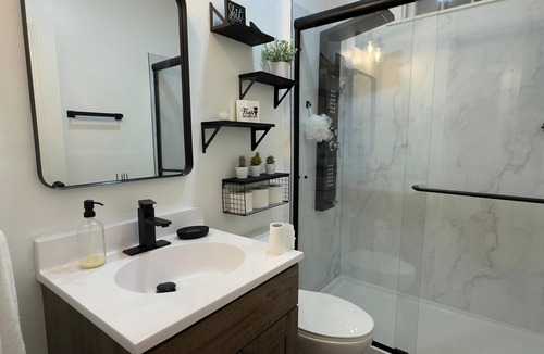 Clifton Heights Cabin | Cozy Stylish 2 Bedroom renovated with Yard Access