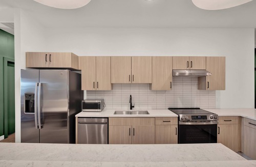 Pendleton Apartment | Cozy Sunlit 1BR | OTR | Pool, Gym, Workstation