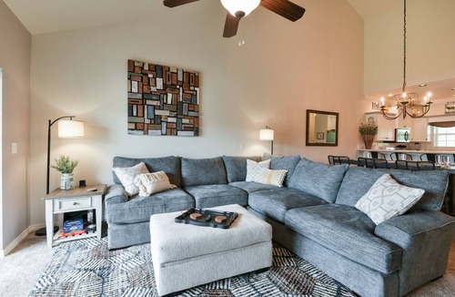 Branson Theater District Condo | Cozy Top-Floor Family Escape, Sleeps 8, Heart of Town, Booking Holiday Stays Now