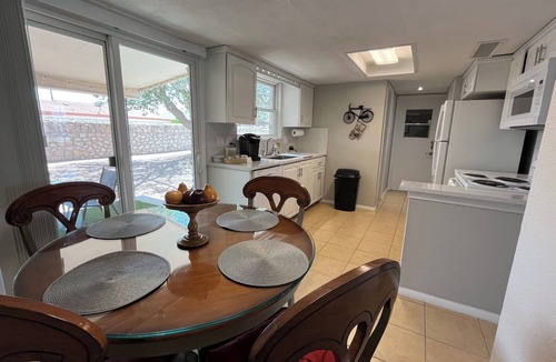 Biggs Field House | Cozy Townhome, 5 Min to Airport.
