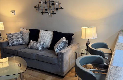 Westgate House | Cozy Townhome minutes to shopping and Base.