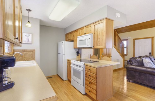 Reeds Spring House | Cozy Townhouse, Near Silver Dollar City, Screened Deck & Fireplace!