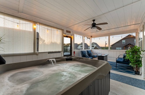 Lampe Cabin | Cozy zero-step cabin by lake. Pvt. Hot tub. Pool. Fire pit. Pickleball. Kayaks