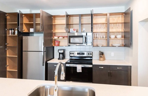 Central Business District Apartment | Cozysuites l Luxe 2BR in Downtown Cincinnati #4