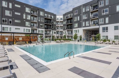 Central Business District Apartment | Cozysuites l Luxe 2BR in Downtown Cincinnati #4