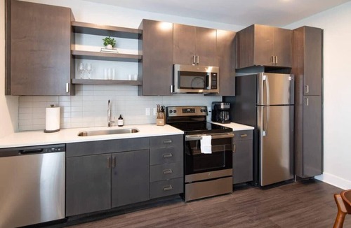 Central Business District Apartment | Cozysuites l Stylish 1BR in Downtown Cincinnati
