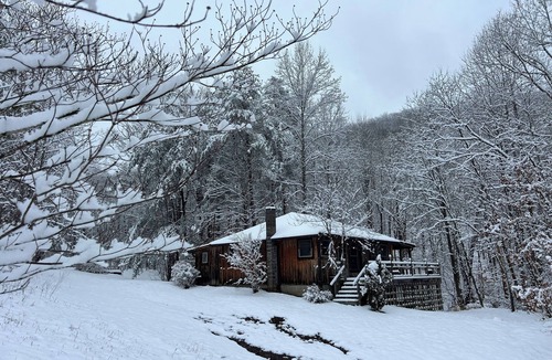 Irvine Cabin | Creekside B&B Cabin – Breakfast Included – Award-Winning Appalachian Farm