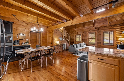 Wears Valley Cabin | Creekside Log Cabin with Hot Tub in Smoky Mountain. Easy access no steep hill.