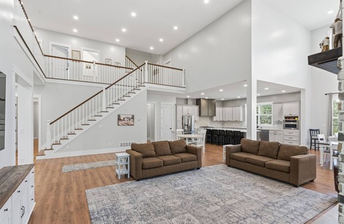 Buechel House | Creekside Luxury Retreat on 22 Acres