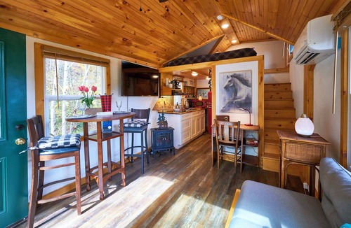 Cosby Bed & Breakfast | Creekwalk Inn and Cabins