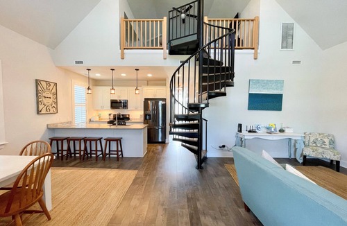 Ocracoke House | Crew's Quarters: Dog friendly convenient to restaurants, shops and galleries