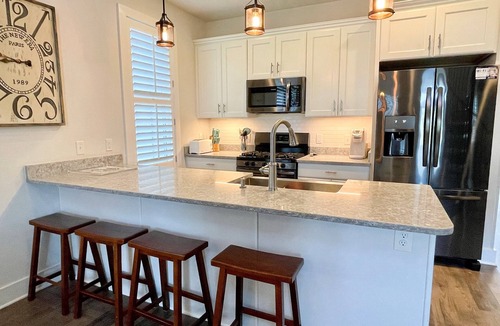 Ocracoke House | Crew's Quarters: Dog friendly convenient to restaurants, shops and galleries