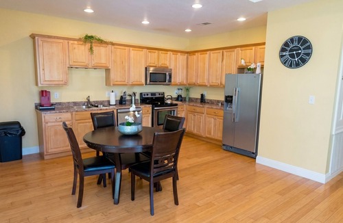Kreole Apartment | Crew Stay 3BR · Near Chevron & Ingalls · Kitchen