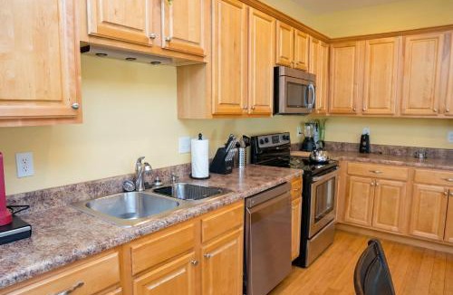 Kreole Apartment | Crew Stay 3BR, Near Chevron and Ingalls, Kitchen -H-