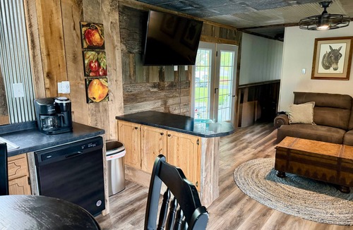 Jamestown Cottage | Cumberland Blue- Cozy, Rustic Cottage Near Lake Cumberland