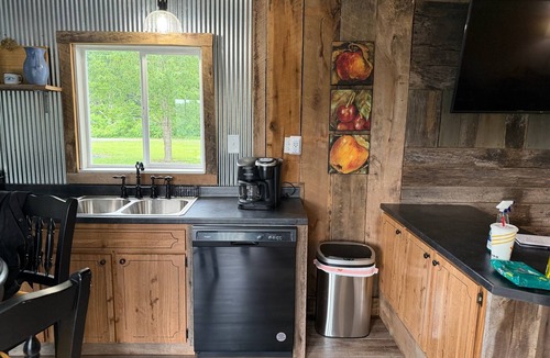 Jamestown Cottage | Cumberland Blue- Cozy, Rustic Cottage Near Lake Cumberland