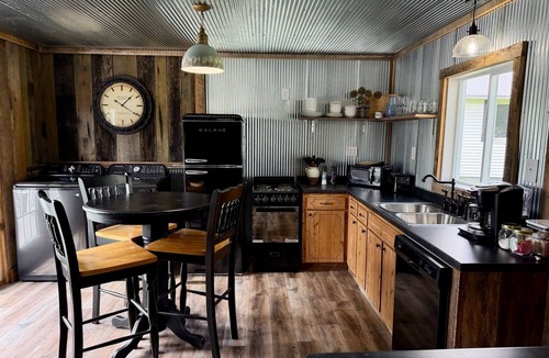 Jamestown Cottage | Cumberland Blue- Cozy, Rustic Cottage Near Lake Cumberland