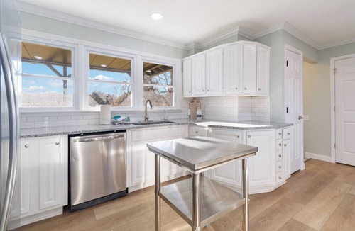 Bronston House | "Cumberland Shoreline Retreat" Waterfront Access, Fun, Hot Tub, Marinas