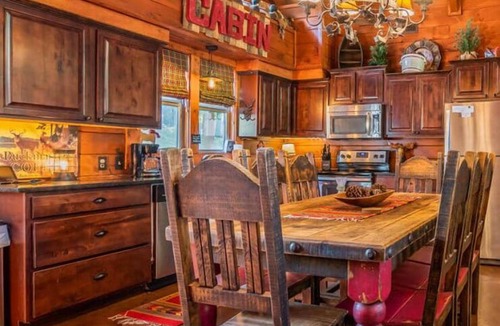 Ridgedale Cabin | Custom Decor, HotTub, Real Log Cabin, Grill, Near Big Cedar