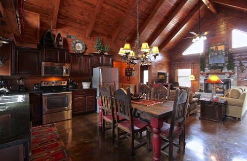 Ridgedale Cabin | Custom Decor, HotTub, Real Log Cabin, Grill, Near Big Cedar