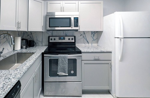 Overland Park House | Cute and affordable 3BDR duplex in Overland Park for up to 12 people!