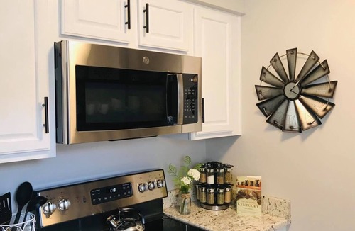Drake House | “Cutest little VRBO in Bowling Green” On-Site Family Fun! Beech Bend, Caves, WKU
