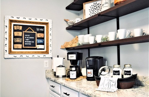 Drake House | “Cutest little VRBO in Bowling Green” On-Site Family Fun! Beech Bend, Caves, WKU