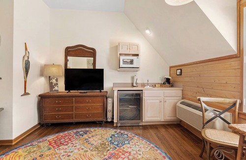 Ocracoke Villa | CV6B: Scotch Bonnet B -2nd floor studio with whirlpool tub!