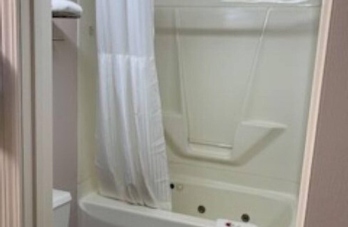 Clinton Hotel | Days Inn by Wyndham Clinton
