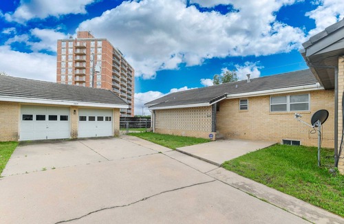 Wichita House | Dazzling East Side 3BR 2 BA Coffee/WFI/SMRT TV
