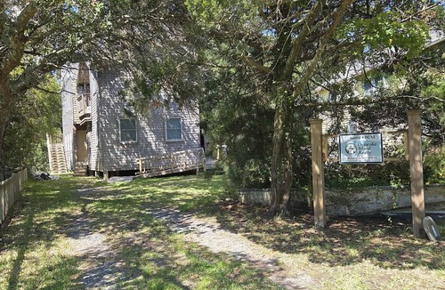 Ocracoke House | DC53: K&K's On a Quiet Lane in the Heart of the Village
