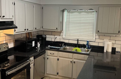 Tupelo House | Delightful 3-bedroom house 0.5 miles from Tupelo Airport