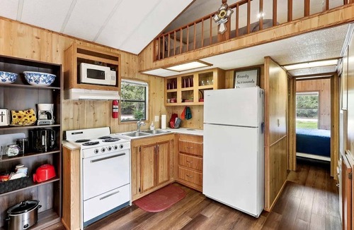 Neal Cabin | Delightful Getaway Cabin for Couples and Groups near Fishing and Swimming on Toronto Lake, Kansas