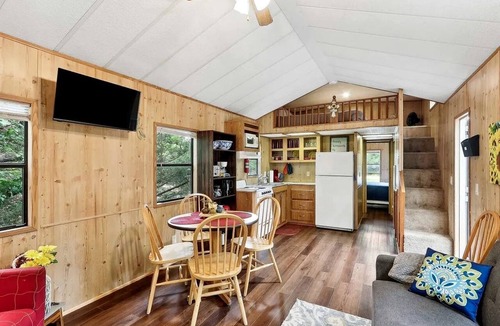 Neal Cabin | Delightful Getaway Cabin for Couples and Groups near Fishing and Swimming on Toronto Lake, Kansas