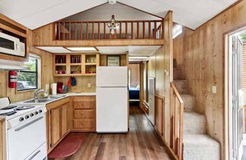 Neal Cabin | Delightful Getaway Cabin for Couples and Groups near Fishing and Swimming on Toronto Lake, Kansas
