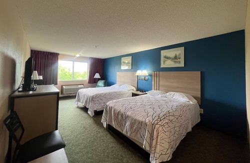 Marysville Hotel | Deluxe 2 Queen Beds with Free Self Parking — Near Downtown & Museums
