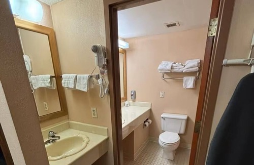 Marysville Hotel | Deluxe King Bed Stay + Free Parking — Comfortable Stay Near Pony Express Museum