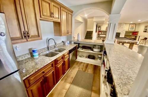 Buechel House | Derby Getaway: Spacious 6 Bed, Walkout Basement