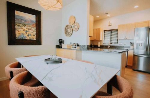 Vecinos Del Bosque House | Desert Sunset+Hot Tub!